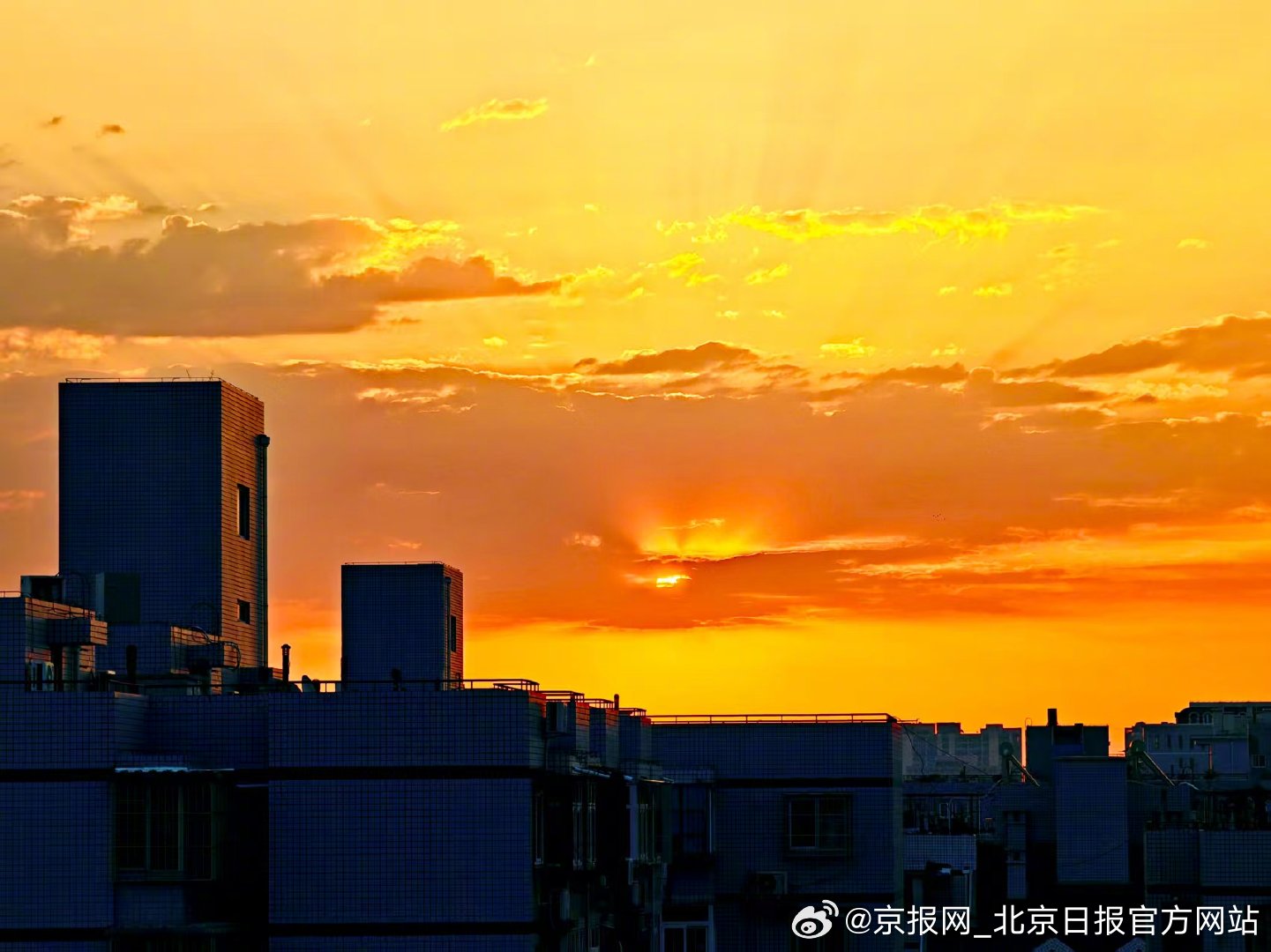 【诗意！#白露节气撞上金色朝霞#】#今天北京真好看# 今日白露，北京朝霞带着二十