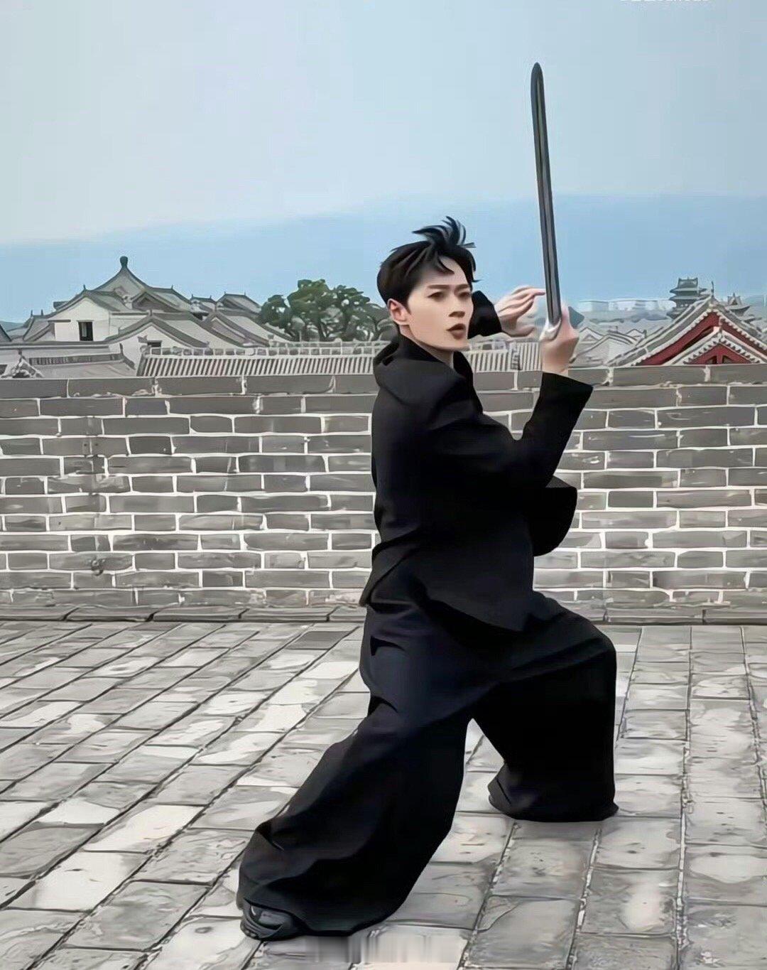 曹骏城墙舞剑真的是被曹骏城墙舞剑这一段给帅迷糊了，特别喜欢他的这种气质。动作行云