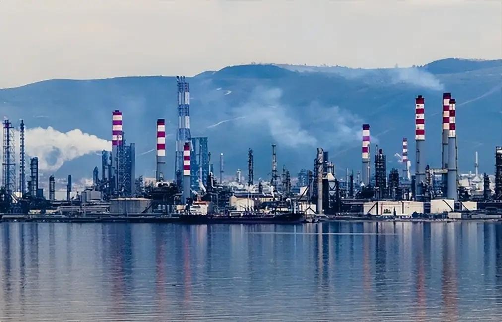 原以为对委内瑞拉的“精准制裁”能掐住中国炼油产业的命门，没想到一转眼，中国炼厂转