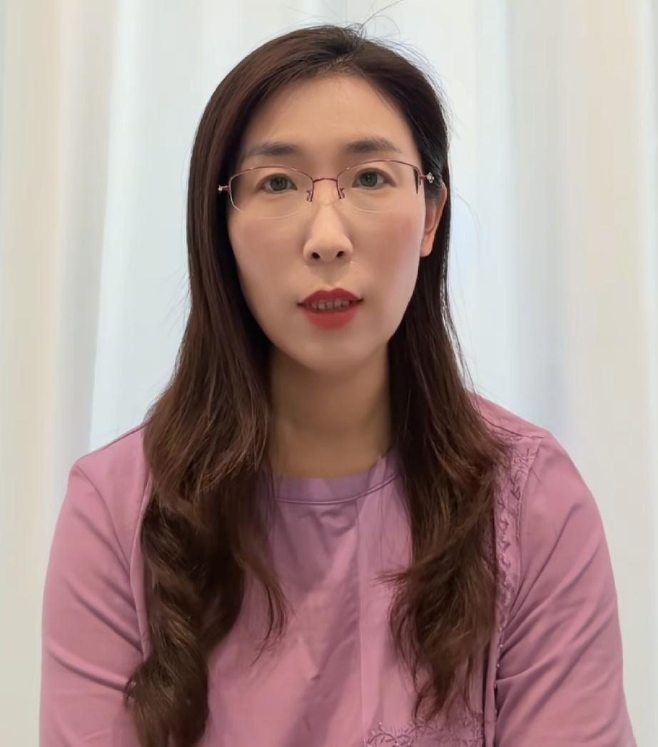 朱女士新动态
没有视频只有几张照片
配文很简单:10月22日接着整理材料
新动态