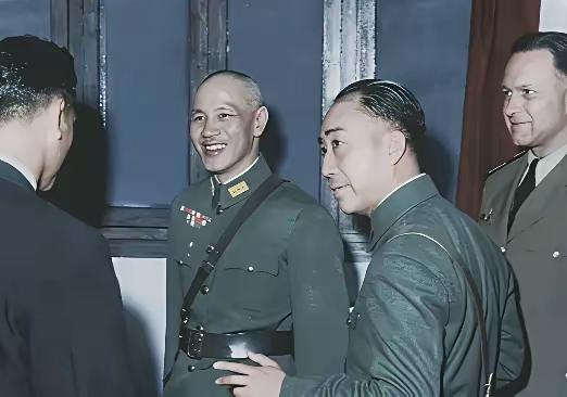 1945年，戴笠邀请一群汉奸吃饭，众人吃完酒足饭饱时，他却突然宣布公布逮捕名单。