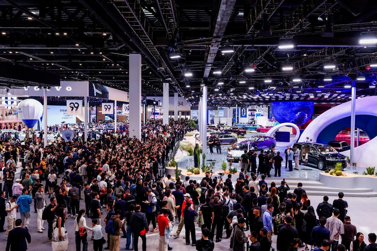 五界协同体系作战，鸿蒙智行把用户分层做透了
北京车展上，鸿蒙智行五大全品牌矩阵集