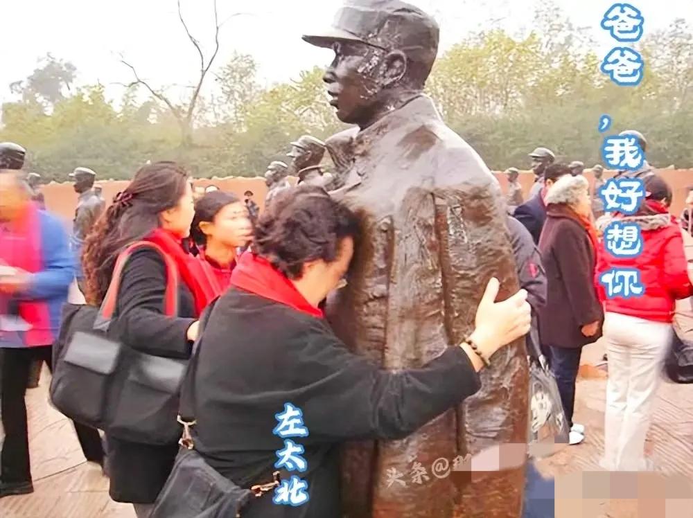 [月亮]清明节，左权将军之女左太北来到烈士陵园。她手捧鲜花，父亲的雕像前，一步步