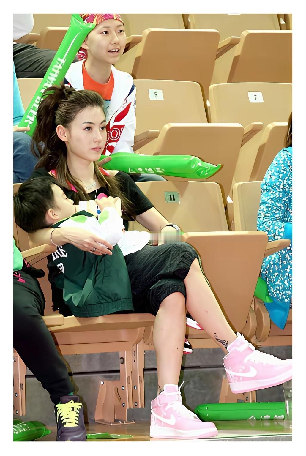 以谢家当年的财力，请个贴身育儿保姆应该很轻松吧，她为何执意要亲力亲为？谢霆锋