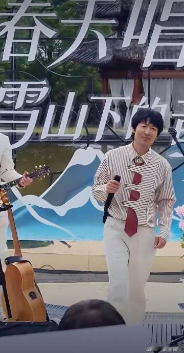 鹿先森把春风十里唱进春天里 和春天一起共舞，感受每个音符传递的温暖，那种恬静的力