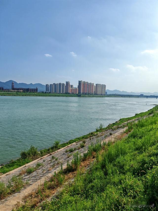 生命的长度与质量

一位养老院院长说了段“不中听”却很实在的话：
不要盼着活到一