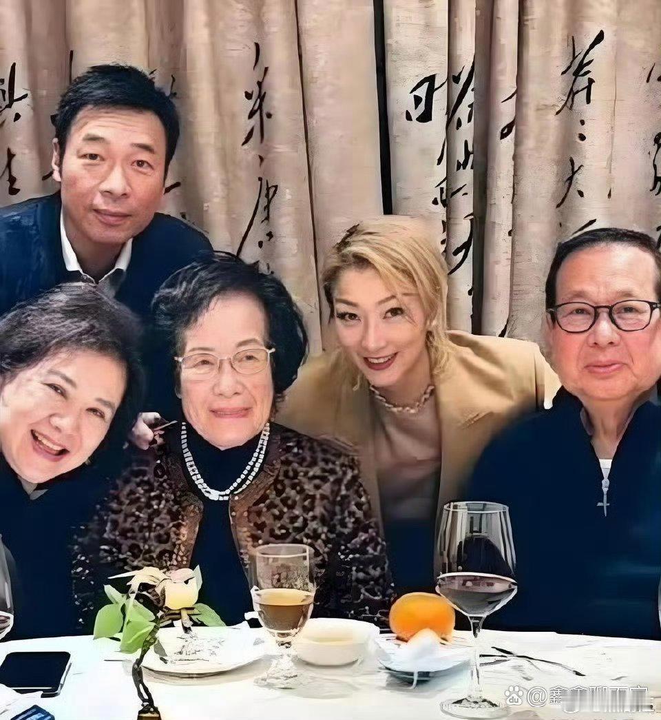 看了照片，我终于想通了，郑秀文为什么死都不离开许志安。 