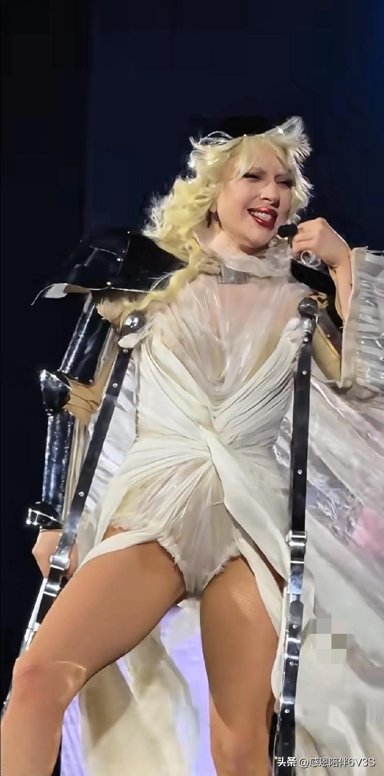 Lady Gaga这造型真是“天神降临”！不过她为啥拄拐杖啊？是受伤了还是复刻M