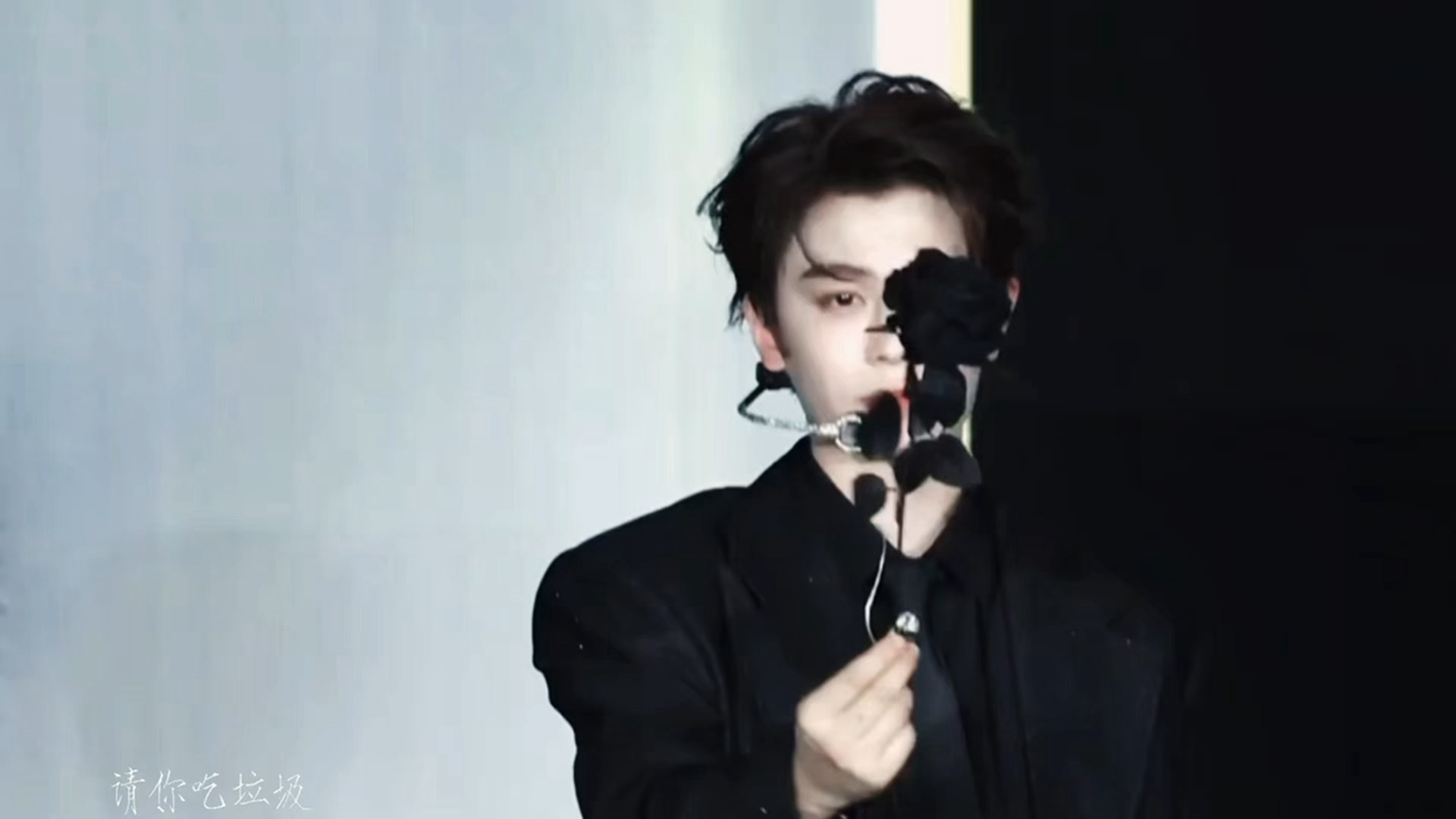 此男就这么单膝跪地送我玫瑰💞 
