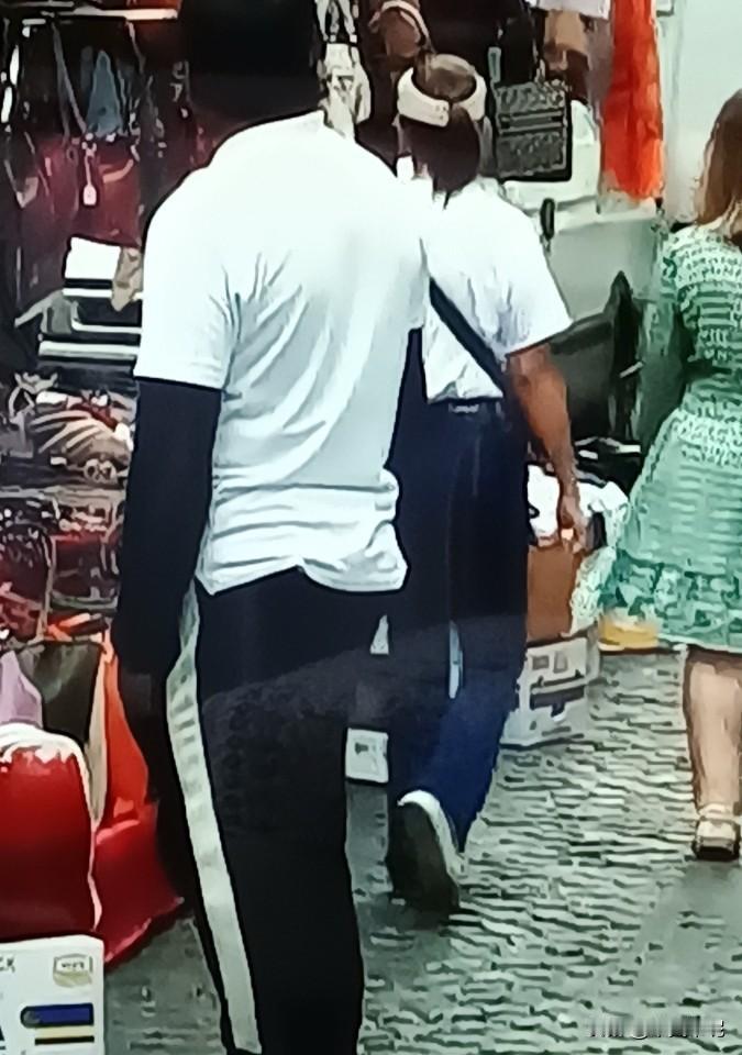 我认为不会。实体店是线下商业活动的场所，需求还是很大的，有需求就不会消失的。
实