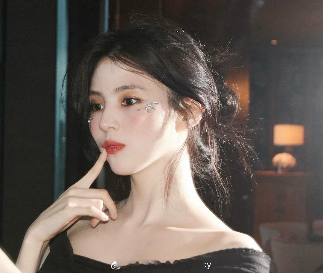 韩素希ins近照分享，清冷高级的明艳美貌，兼具了幼态和媚态，可性感妩媚，亦可攻气