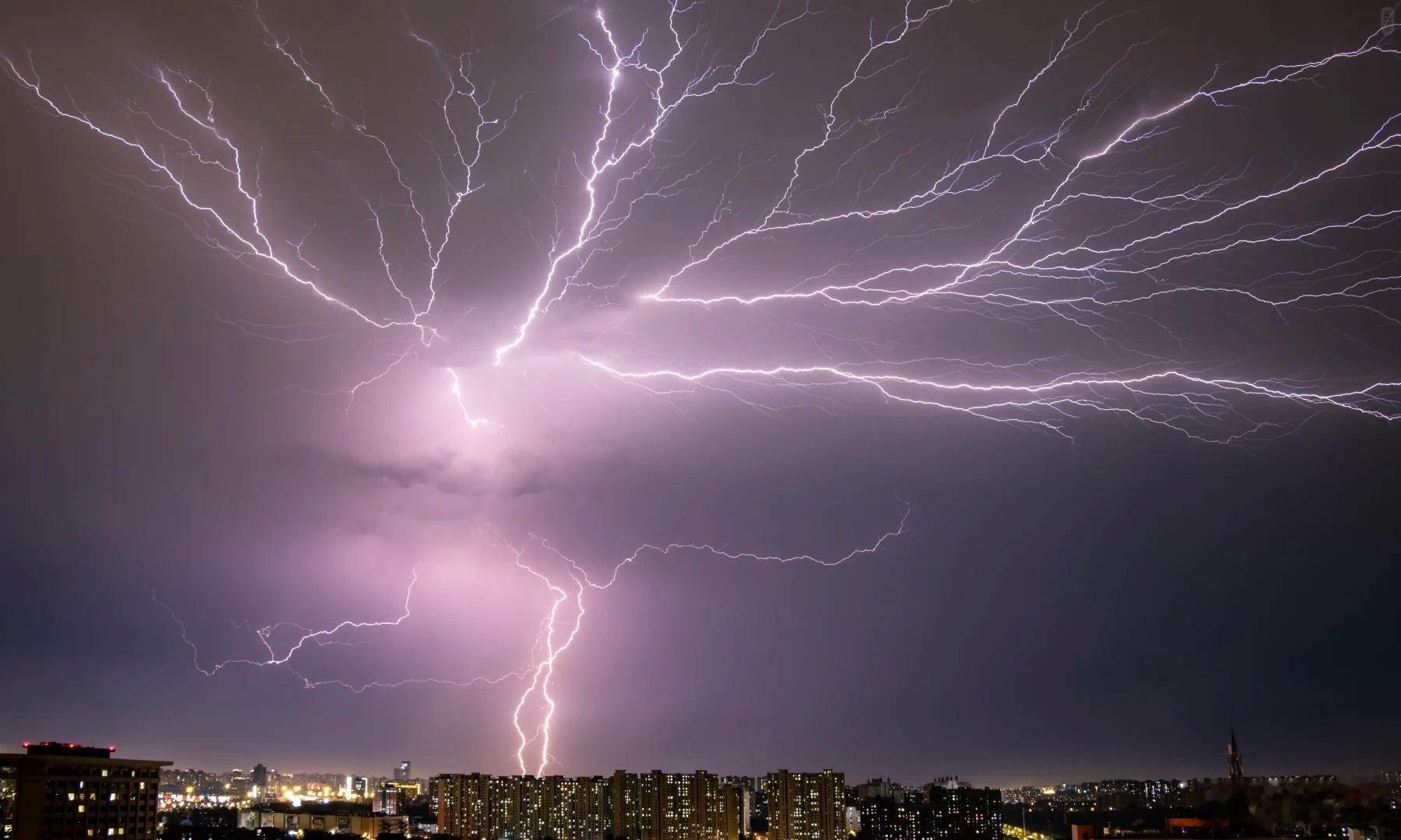 北京冰雹 今天晚上北京疾风骤雨和雷电冰雹，真是很壮观！ 