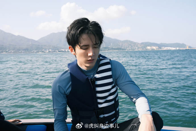 张新成泳衣神似老头秋衣张新成海边随拍氛围感上线，长袖潜水泳衣简约低调，不仔细分辨