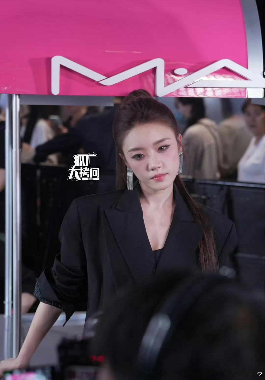 张月就是大鼻小脸的路人脸，没啥可说的程潇活动其实经常挺好看的，戏里的话同比还不如