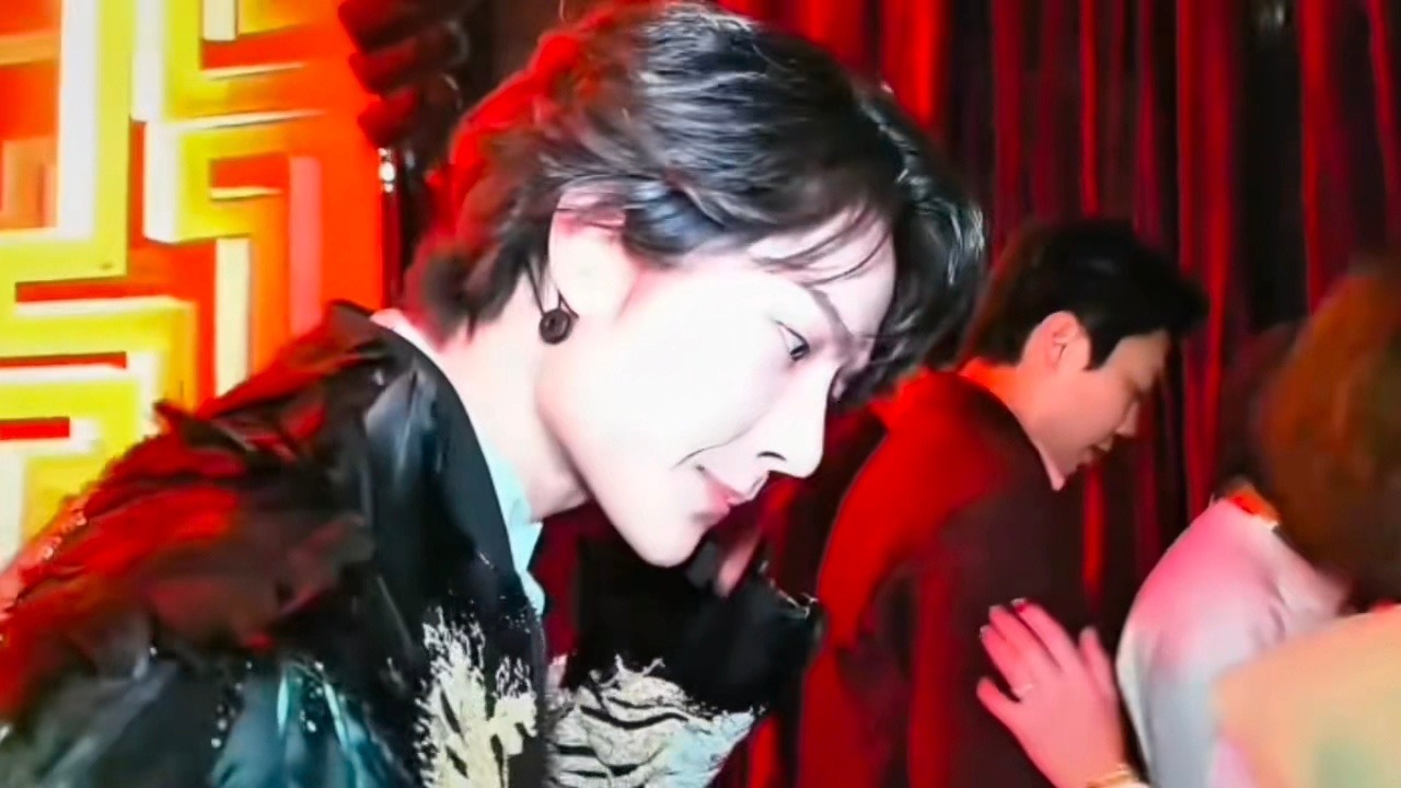 王一博新年送王一博同款王一博郭富城炸场好神的图