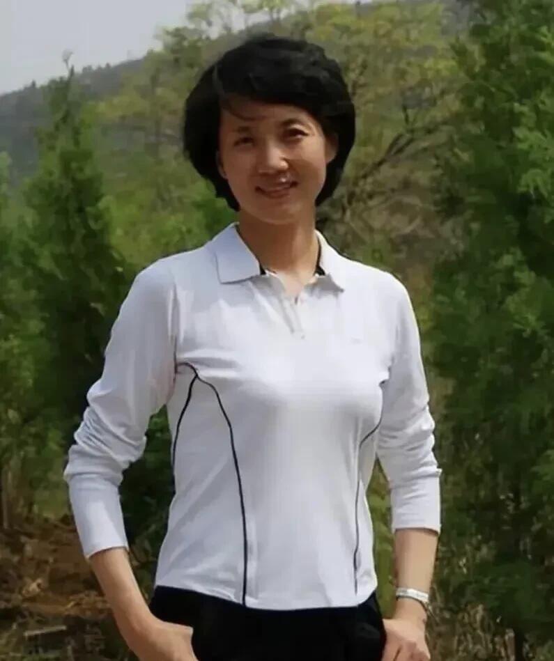 退休之后的李修平也是一样的优雅大气，她年轻的时候漂亮青春有活力，在舞台上主持节目