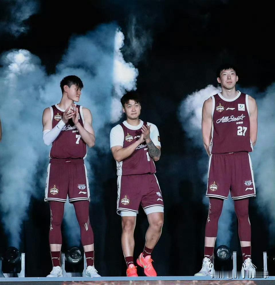 据可靠消息，曾凡博与北京首钢男篮的漫长协商已接近达成一致。
曾凡博将放弃新赛季海