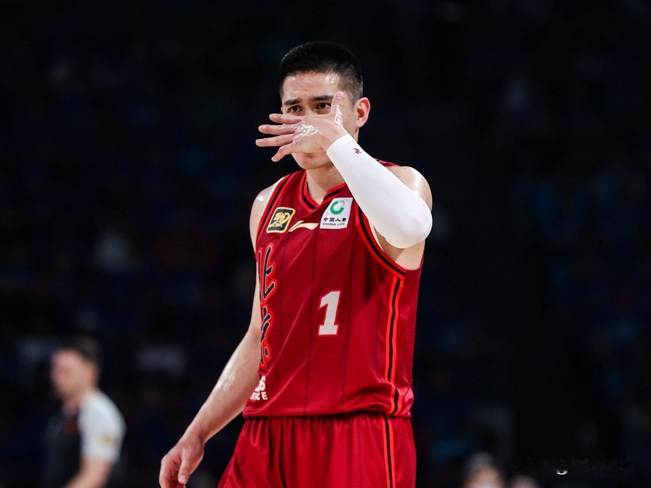 北京北汽核心后卫陈盈骏鼻骨骨折！北京北汽这连胜势头正猛呢，上一轮客场击败新疆男篮