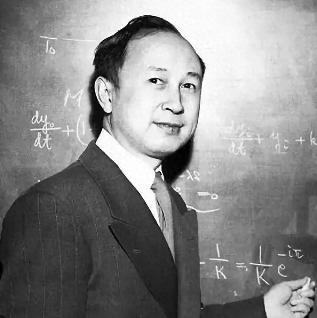 1955年10月，当钱学森与家人一同乘坐回国游轮时，他亲自拍下了这样一个令人动容