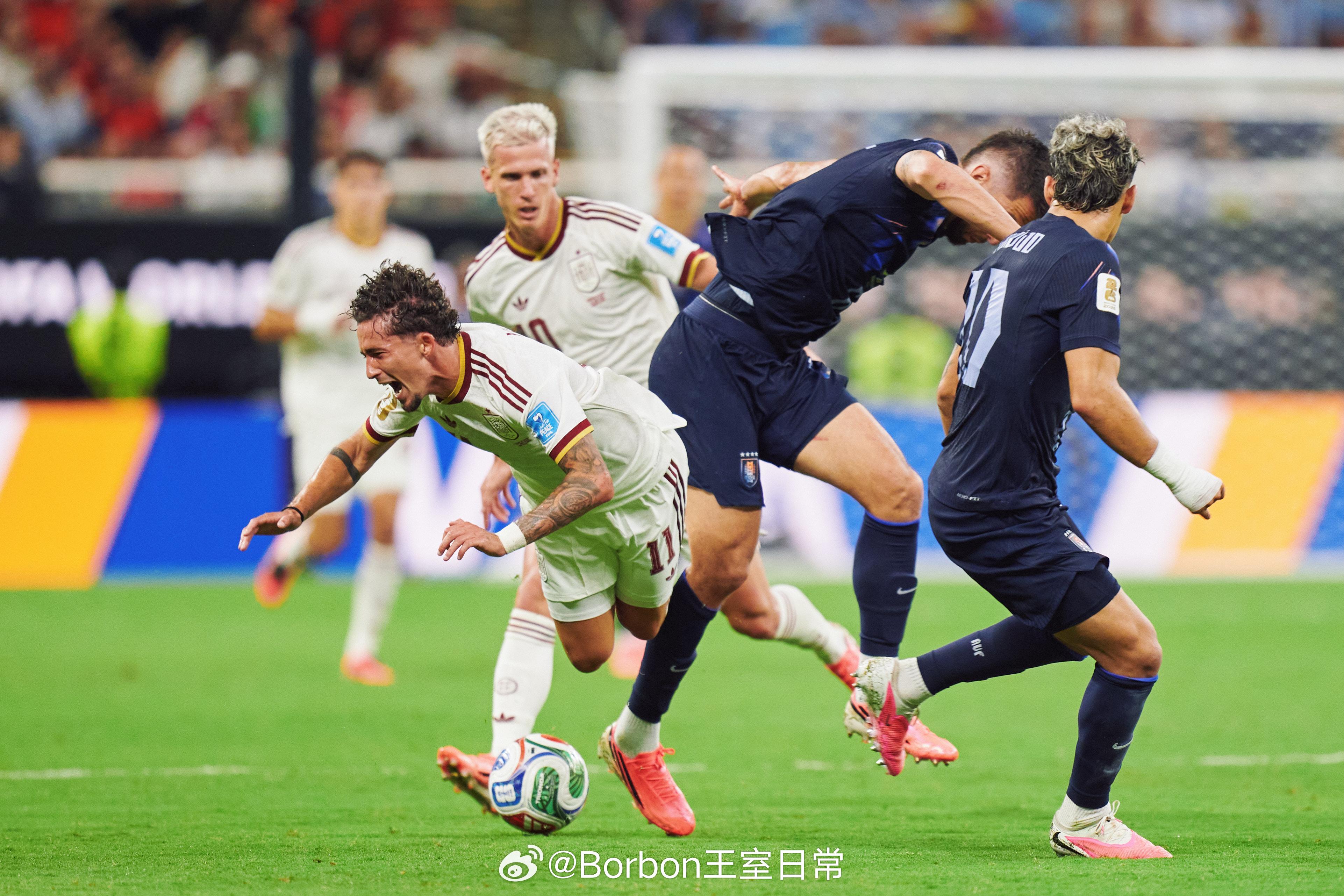 西班牙王室 ⚽️6月26日，费六在墨西哥瓜达拉哈拉的阿克伦体育场，观看了本届世界