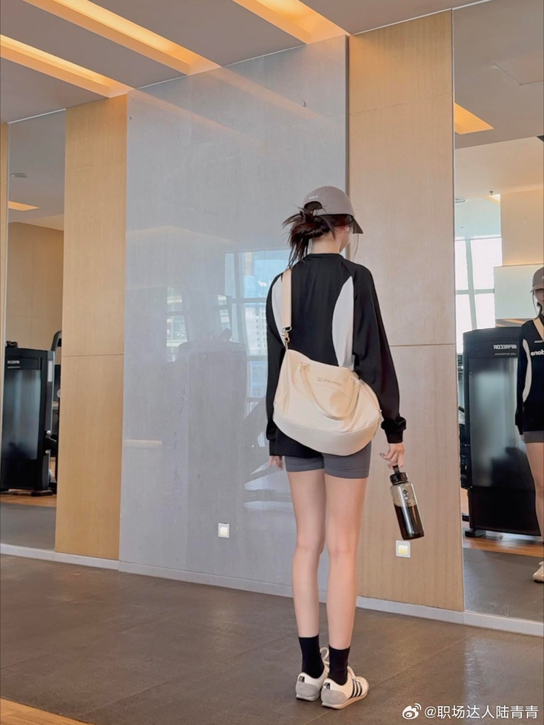 当健身成为一种习惯今日look～本来买的游泳包，结果健身用巨合适！白色超显气质，