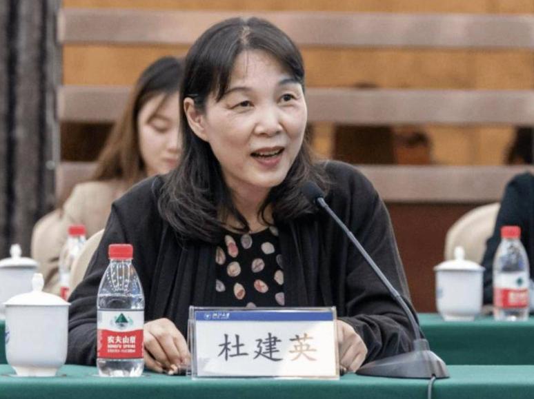 杜建英这事有点门道
29岁被送去美国
一栋别墅就安顿下来，
表面看是金屋藏娇，