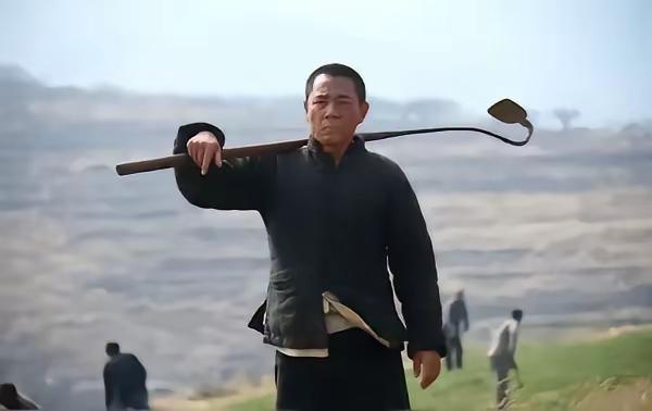 天净沙·农忙
棉袍破旧身飘，
锄头扛起晨朝。
早起锄耕暮到。
田畴新貌，
岁丰人