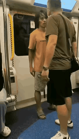 地铁上两个大男人上演全武行！
瘦哥看起来更凶猛一些，狭路相逢勇者胜！
虽然是拖鞋
