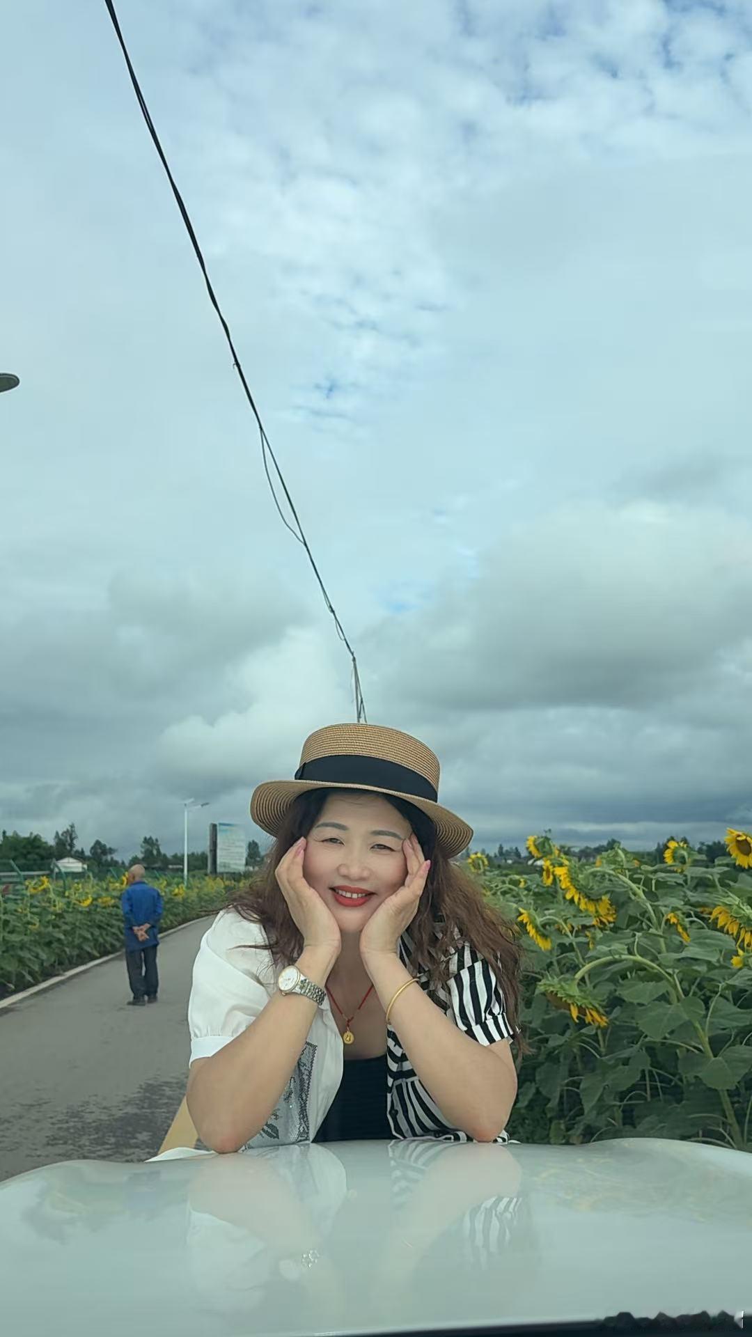 奔赴向日葵花海，与温柔的夏日撞个满怀。纵使天空多云，心中依旧向阳。慢下来，感受生