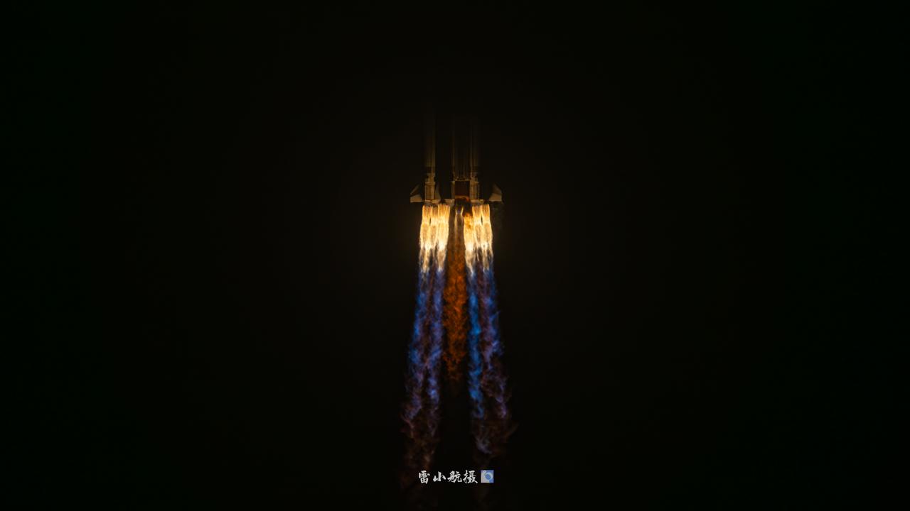 长征五号火箭发动机火焰主要有以下几个特点：
​1. 火焰呈分叉形态  
这是长征