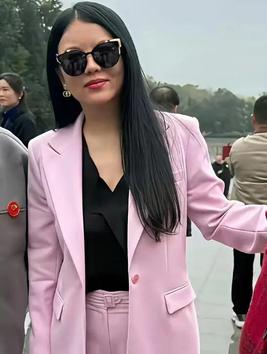 她把自己关在湖南老家的两个月，瘦了整整20斤。

不是饿出来的，是每周五次泡在普