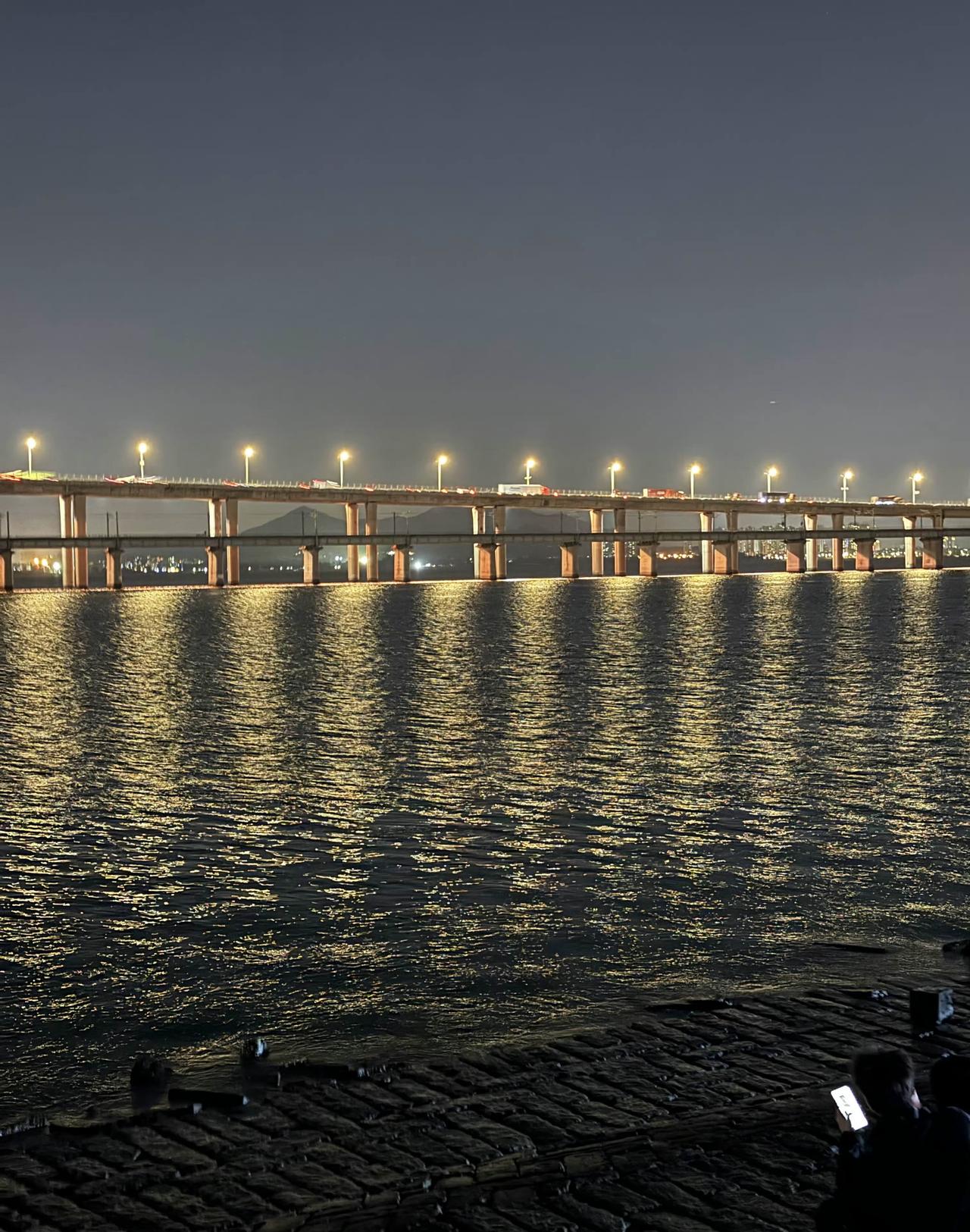 偷偷告诉你一些行业的秘密:

1、酒店，不要问，朋友来找你，不登记行不行，问了就