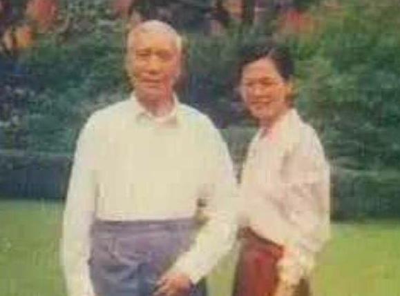 1988年上海滩，86岁杏林泰斗迎娶23岁小保姆！亲生儿子百般阻挠无果！谁曾想，