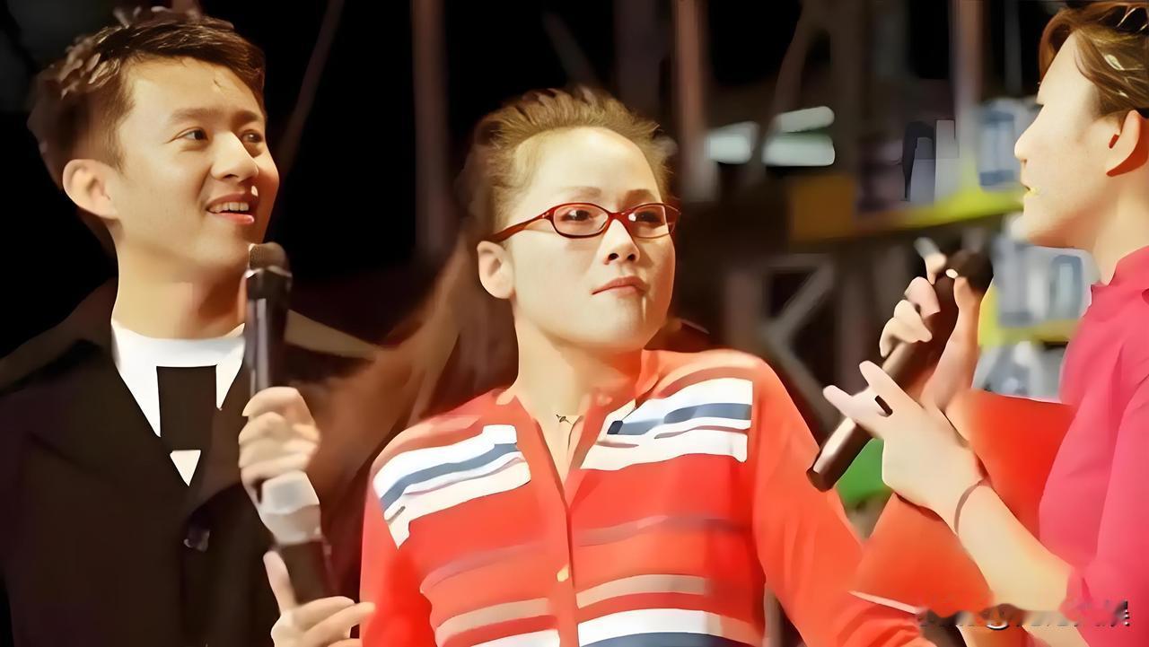 歌手田震再惹争议，演唱会门票秒空的背后，观众还是忘不掉她和那英的恩怨。

200