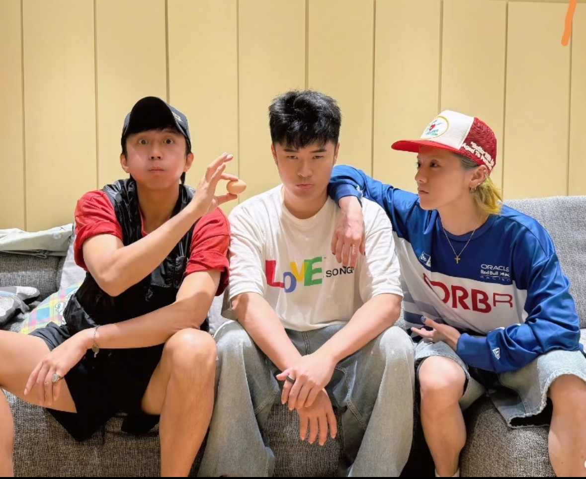 郑恺回应鹿晗粉丝苗苗和鹿晗有一点关系吗？玩梗cue鹿晗真的让人蛮尴尬的，郑凯说话