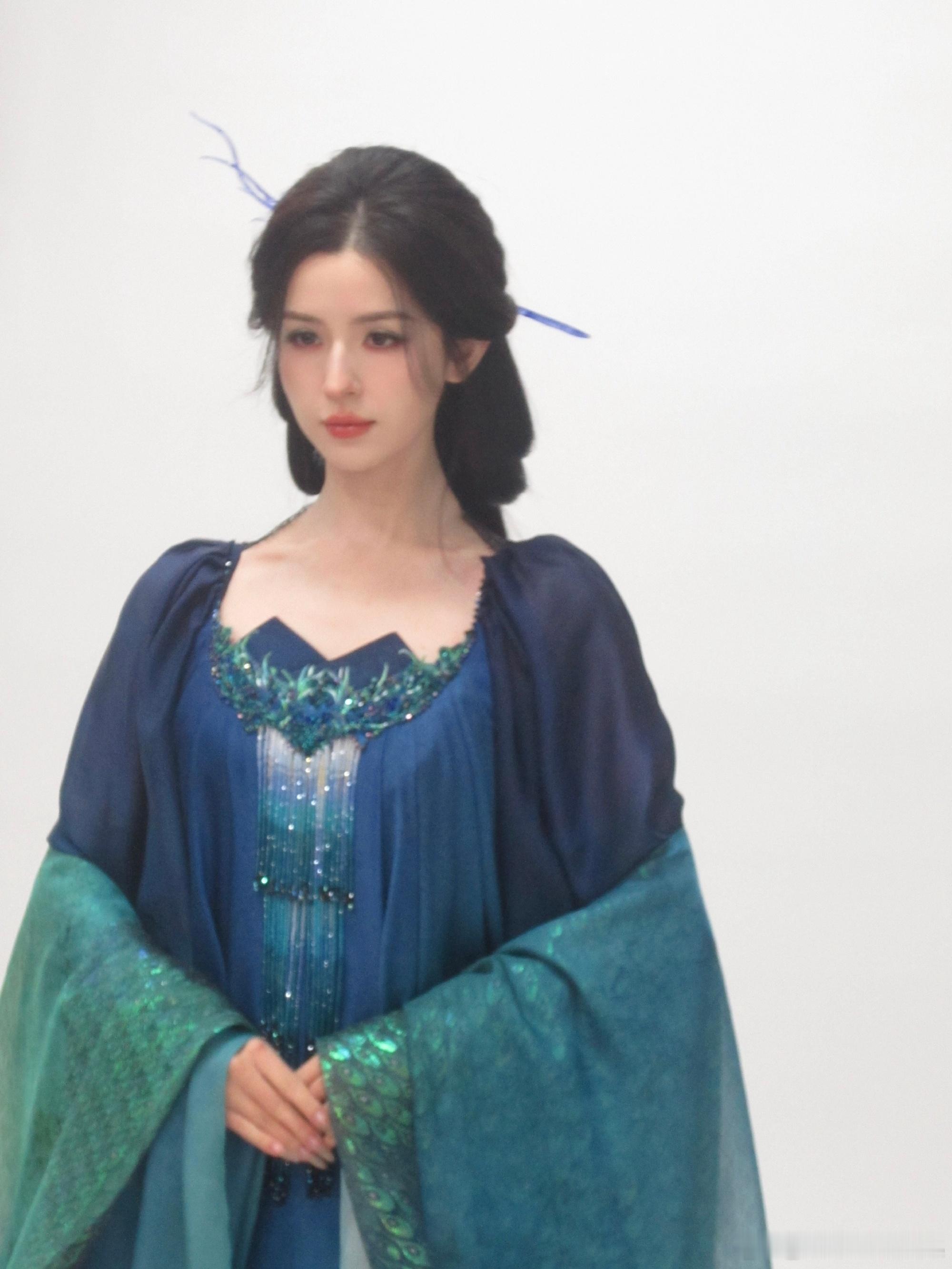 哈妮克孜志怪女主上新了云鹤仙裙的造型太出片了，每一帧都像画。坐等正片上线，想看她