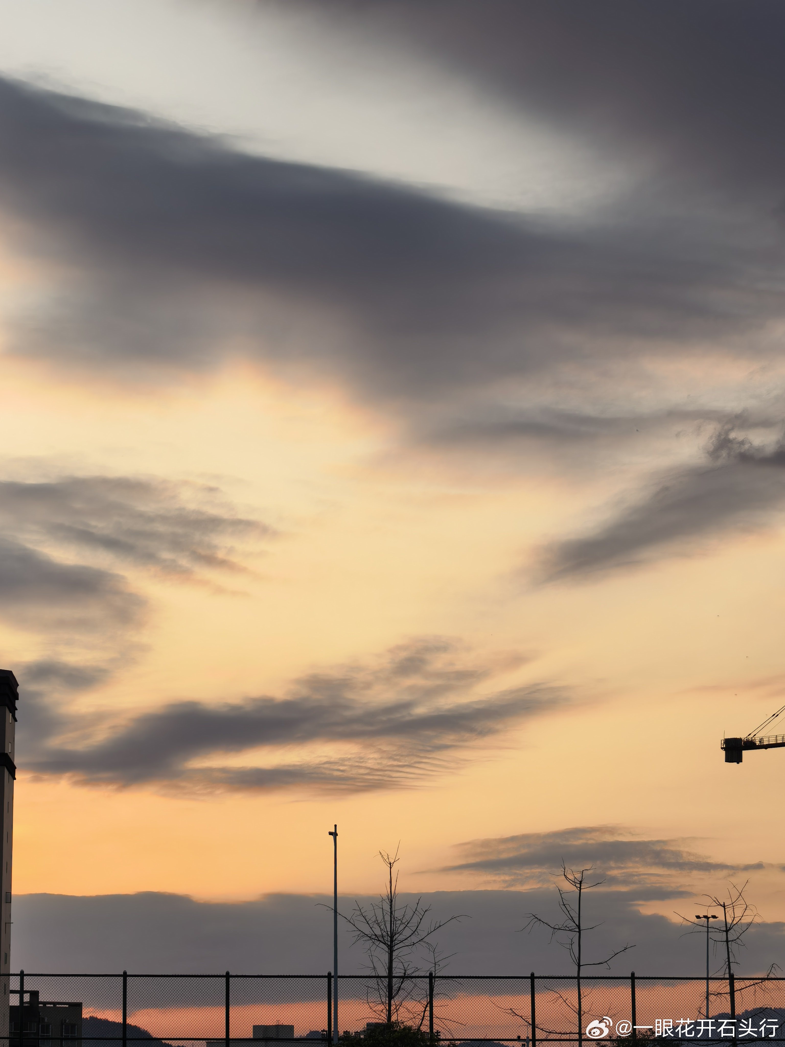 手机是消灭意义的工具现代人找到了一个近乎完美的无聊消灭武器。那就是随身携带的手机