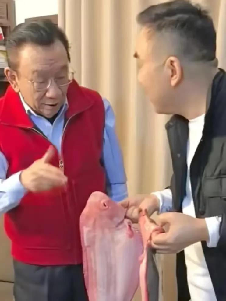 太有意思了，侯耀华想钱想疯了!昨天直播他明确表示，想让我和郭德纲和好，先拿300