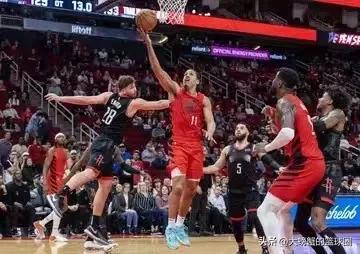 据NBA内部人士埃利·伊科、查拉尼亚、萨姆·阿米克透露休斯顿火箭队有意在交易截止