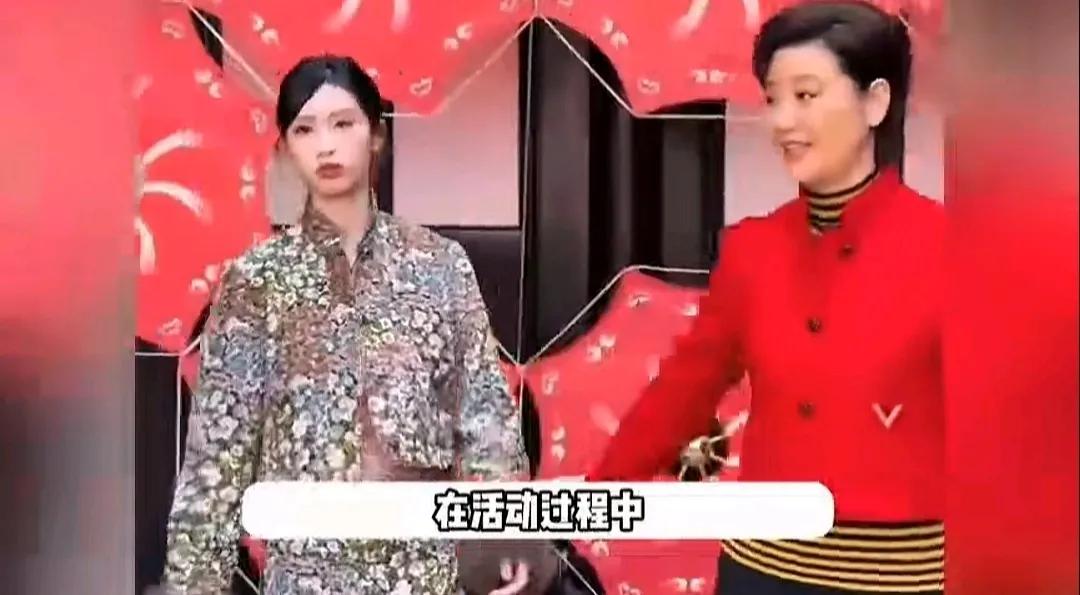 徐帆越老越慈爱了

善良的眼神是骗不了人的

她对这个孩子一定是很爱

出席活动