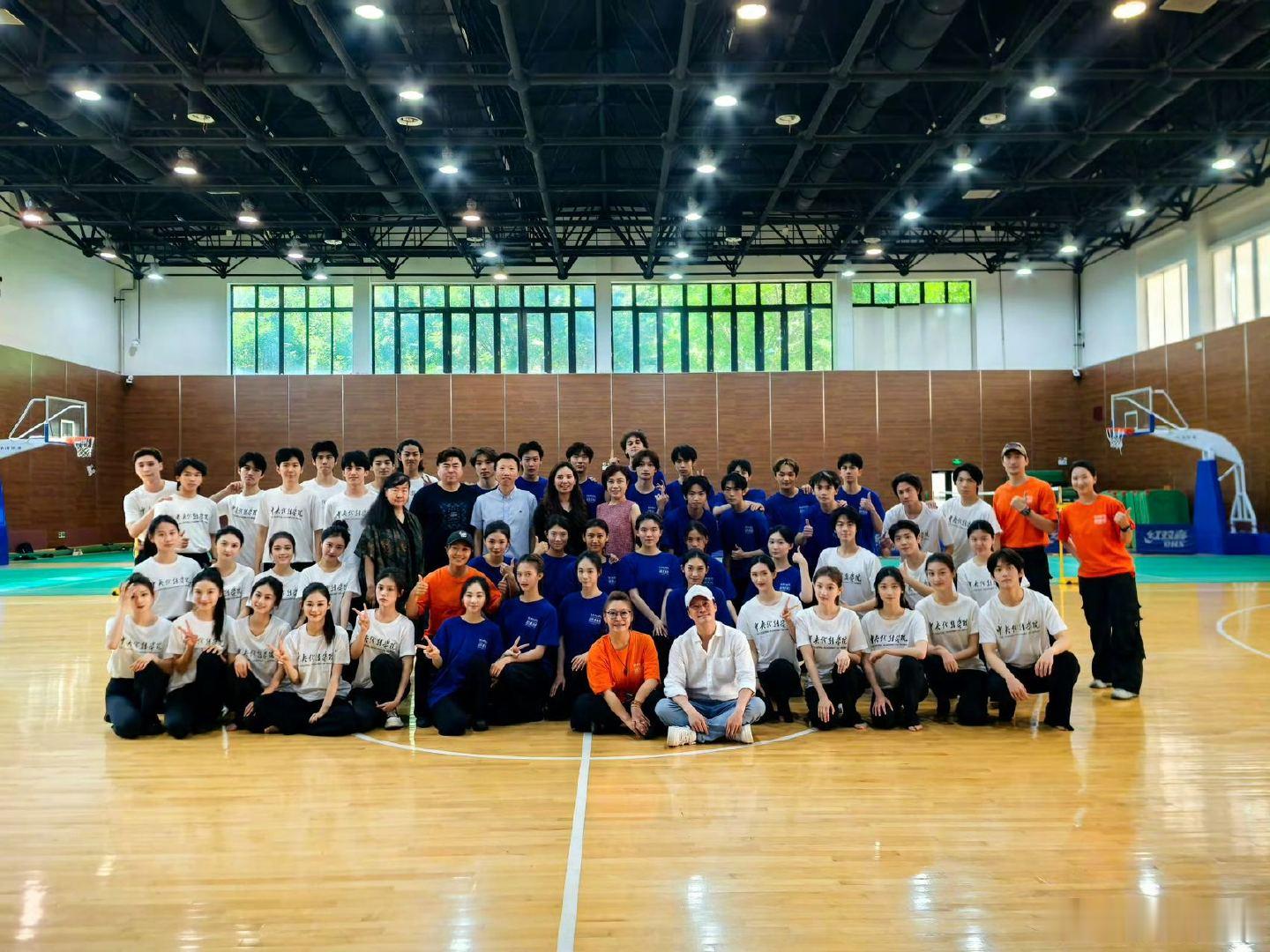 吴京与中戏学生过儿童节 反差感拉满！讲台之上严苛执教，六一佳节秒变暖心玩伴。吴京