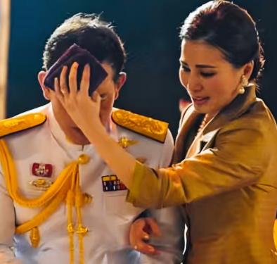 苏提达细心给泰国国王擦汗！
苏提达给泰国国王擦汗时，这姿势是不是还挺有特点啊！