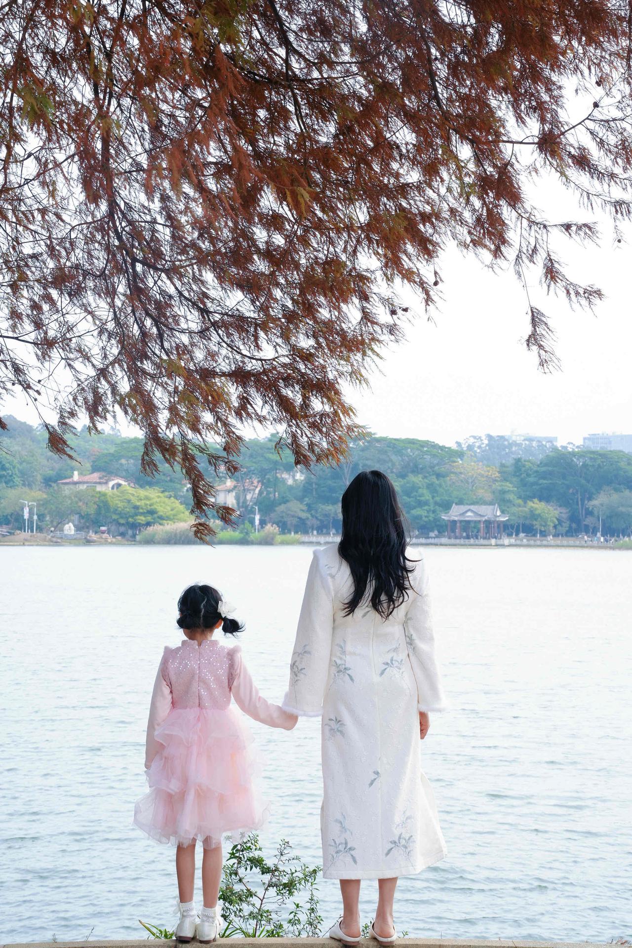 以前总以为，给父母的礼物要贵重才算心意。这次爸爸六十岁大寿，我们抛开传统酒席，带