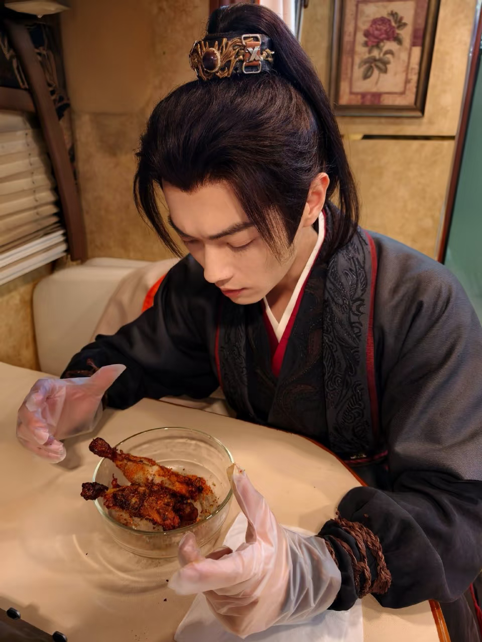 许凯 抓到一只吃饭前也要施法把食物变美味的可爱so 