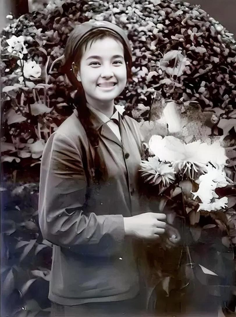1972年，泥瓦匠张复生迎娶了女知青乔献华。新婚夜，他发现妻子的腰很粗，面对他的