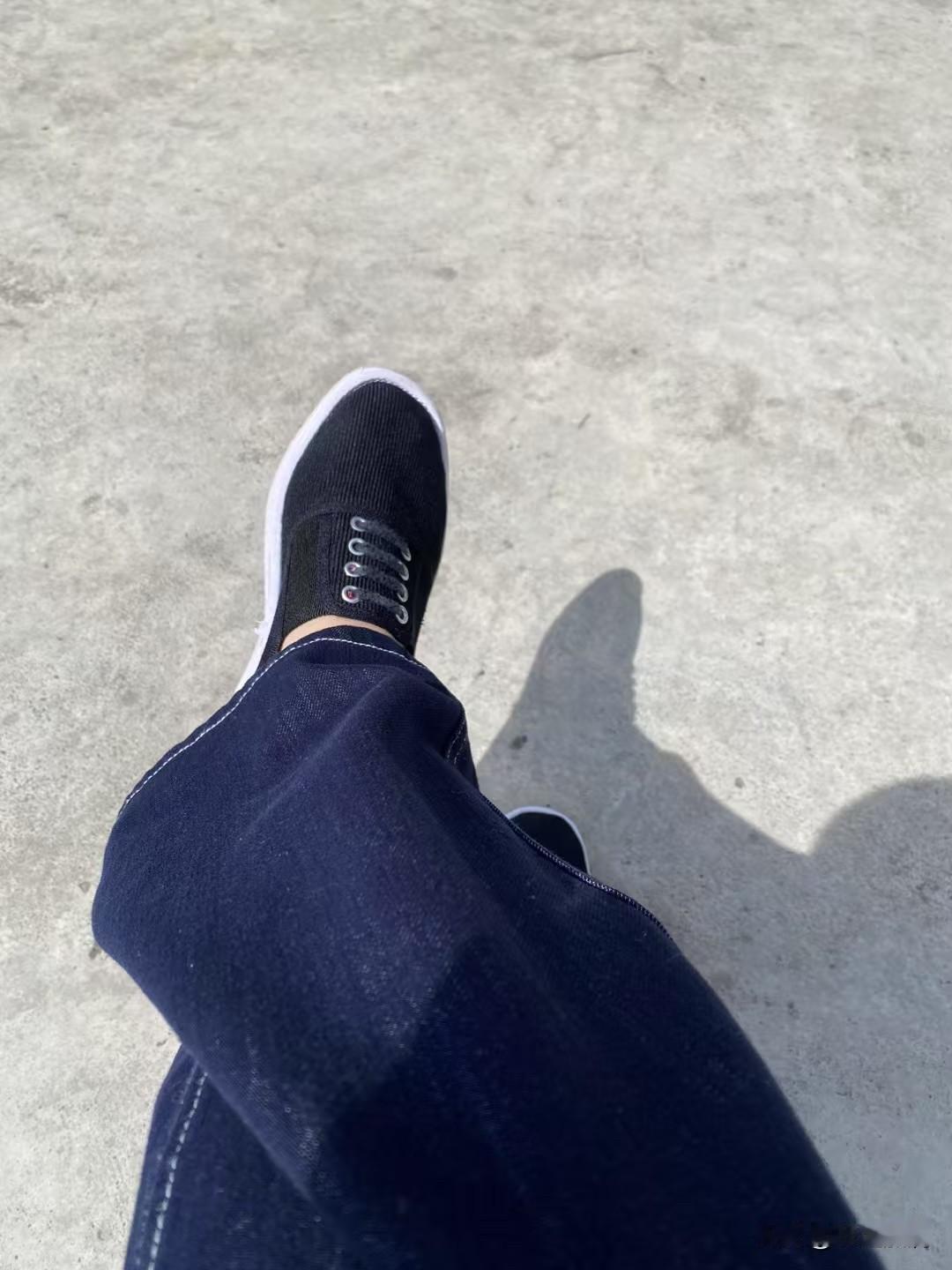 和别人一比，我应该是个无趣的人吧，不会打牌，不会打麻将，不会玩游戏，更不喜欢扎堆