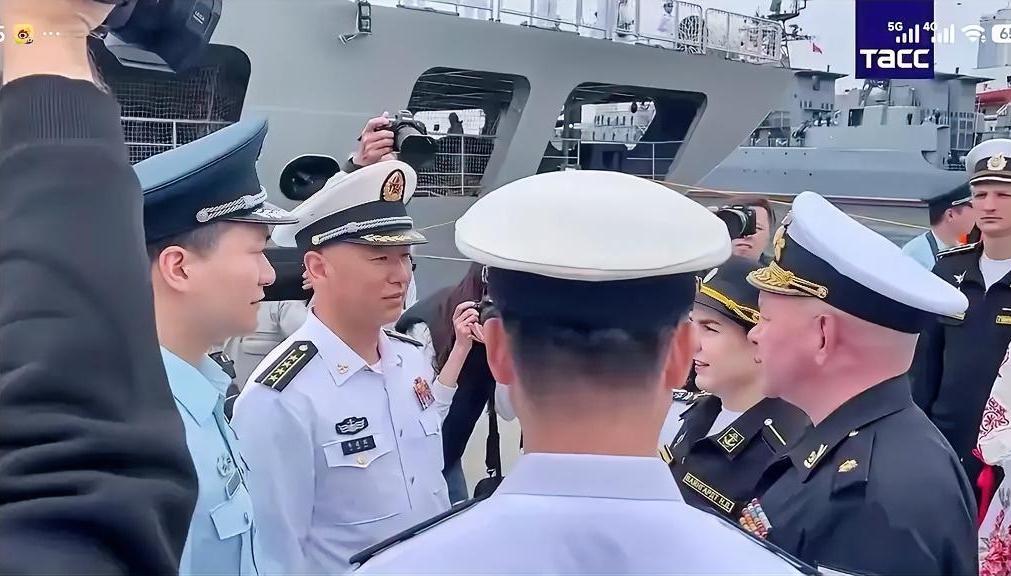 敢问戚继光舰全体官兵，停靠故土海参崴心中作何感想
 
全网无数国人满心感慨！6月