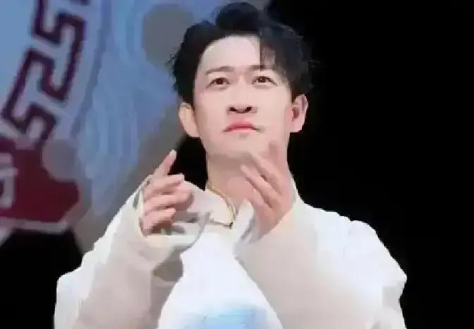 三十万一场。
一百五一场。
数字一出来，舌头都打结。
这就是相声江湖，同一片瓦下