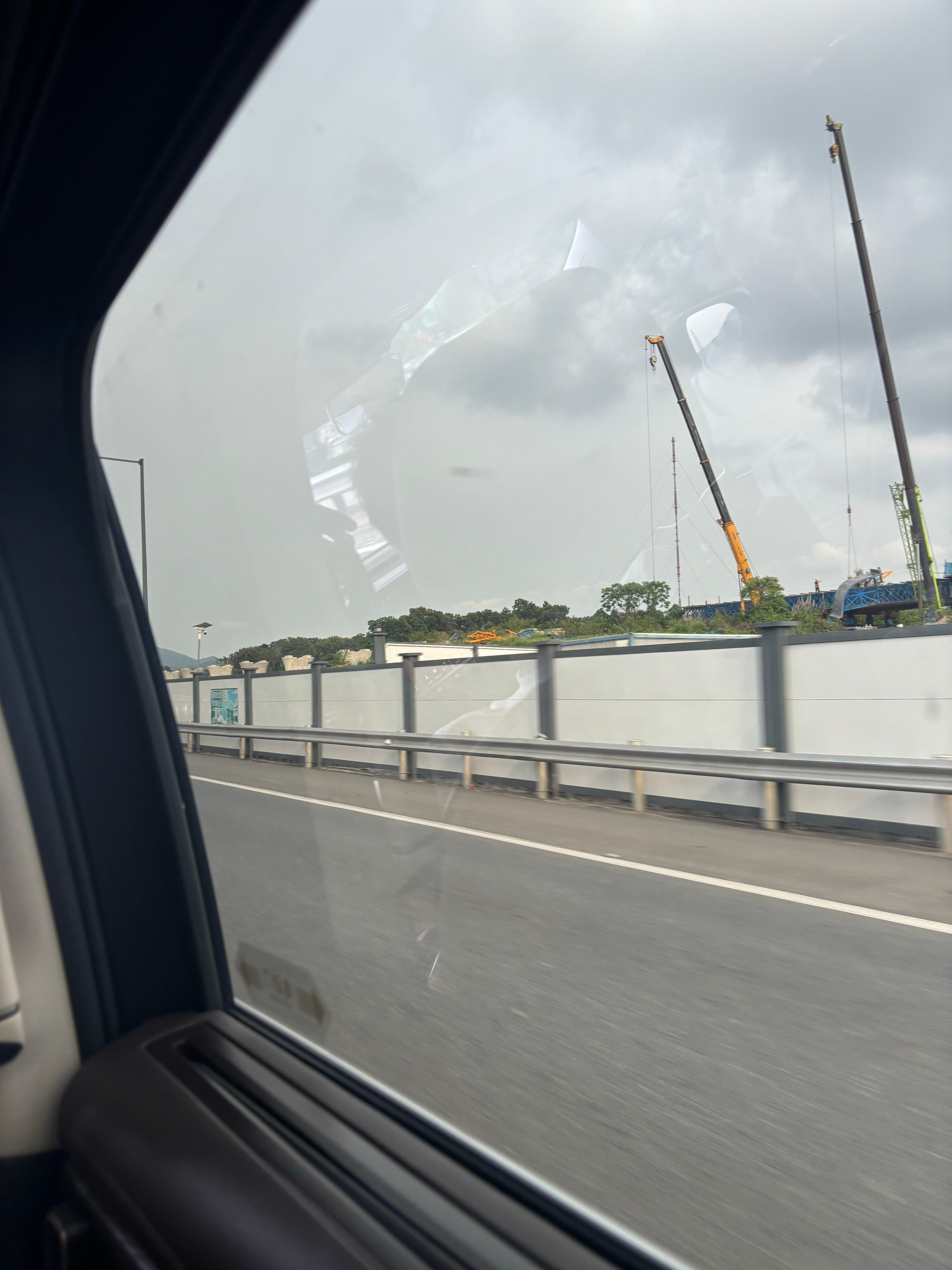 又系深圳，今天来深圳看辆车，大家猜猜是谁家的，什么车？ 深圳