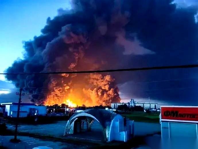 近期传出的前线画面里，俄罗斯大地的上空正被一种黑色吞没。库班炼油厂方向再次腾起巨